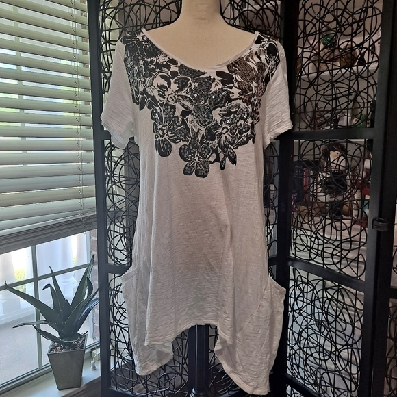 Style & Co Size Large White Vneck Swing Top with Floral Sequin Embellishment - Picture 1 of 9